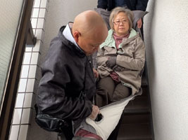 3 ご自宅のお部屋から車までのサポート｜へるぷタクシーあい